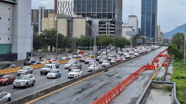 Image - La Sultana Informa El Cierre Del Carril Exprés En Constitución Por Obras Del Metro Causó Caos Vial En Monterrey, Afectando Rutas Alternas Y Retrasando a Miles De Conductores.
