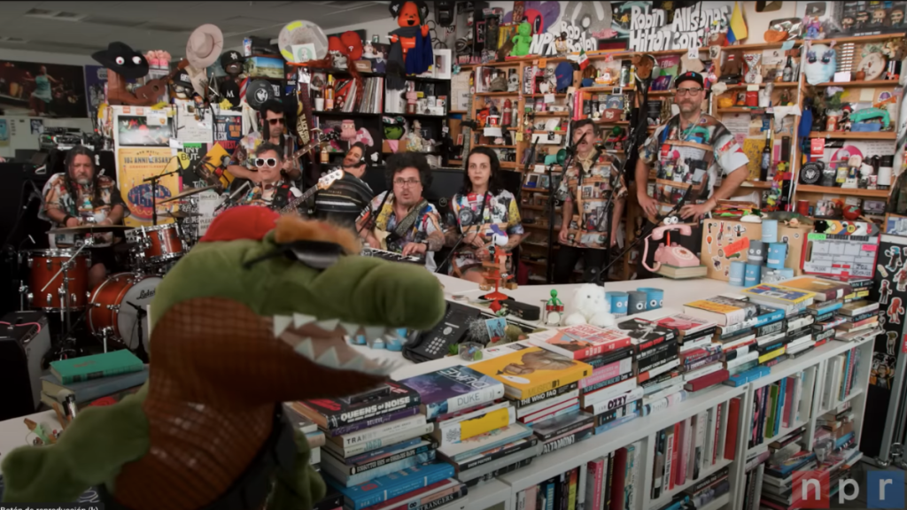 31 Minutos Deslumbra En Su Tiny Desk De Npr Con Una Sátira Sobre La Migración Mezclada Con Música Y Homenajes Culturales, Conquistando Al Público. 