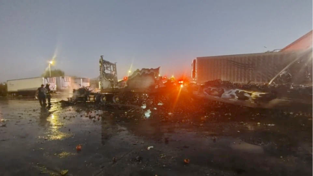 - La Sultana Informa Incendio-de-tráiler-en-escobedo-centro-de-distribución-bomberos-nuevo-león-saldo-blanco