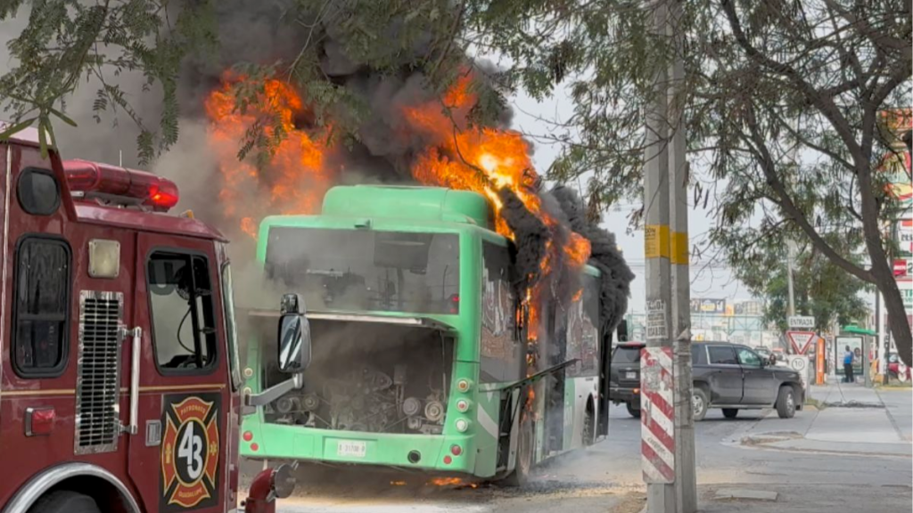 Se-incendia-camión-transporte-público-nuevo-león-incidente-vial-protección-civil
