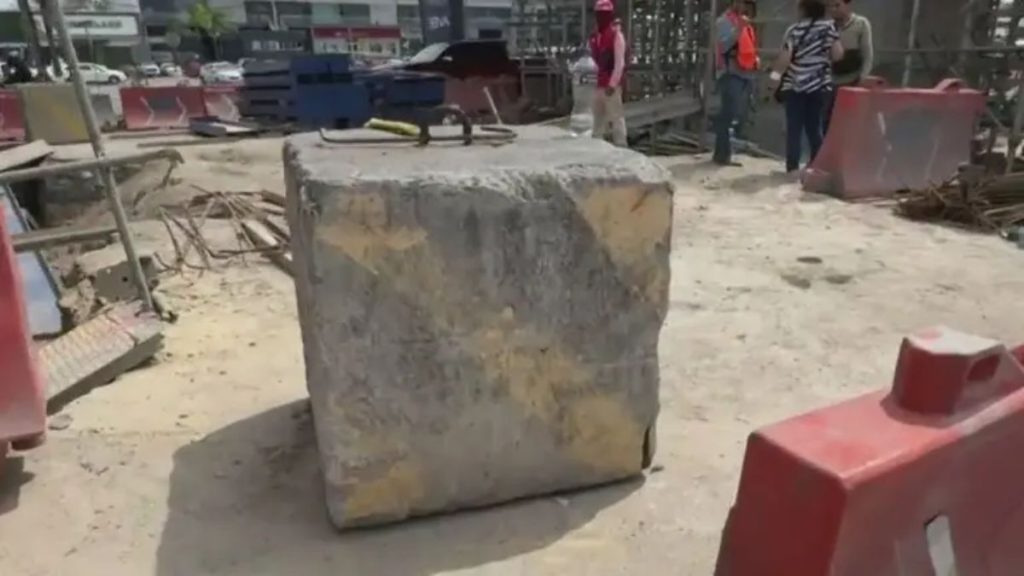 Pieza De Concreto Que Cayó De La Línea 6 