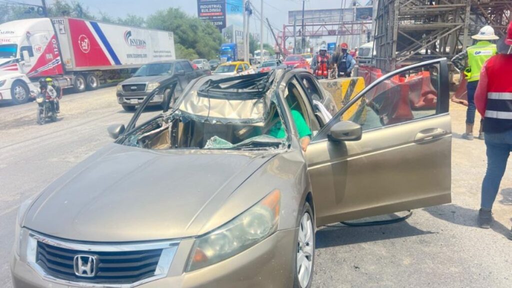Carro Golpeado Por Pieza De Concreto Del Metro