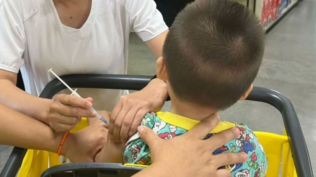 Niño Siendo Inyectado 