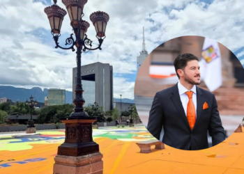 a City Plaza with a Colorful Mural on the Ground and Ornate Street Lamps, Plus a Circular Inset of a Man in a Dark Suit and Orange Tie. - La Sultana Informa