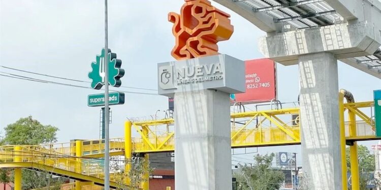Columna Falsa En Madero Tiene Un Tótem De Publicidad Naranja - La Sultana Informa Columna Falsa En Madero Tiene Un Tótem De Publicidad Naranja - La Sultana Informa