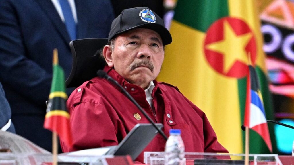 Hombre Adulto Con Sudadera Roja Y Una Gorra De Color Oscuro De Nombre Daniel Ortega - La Sultana Informa