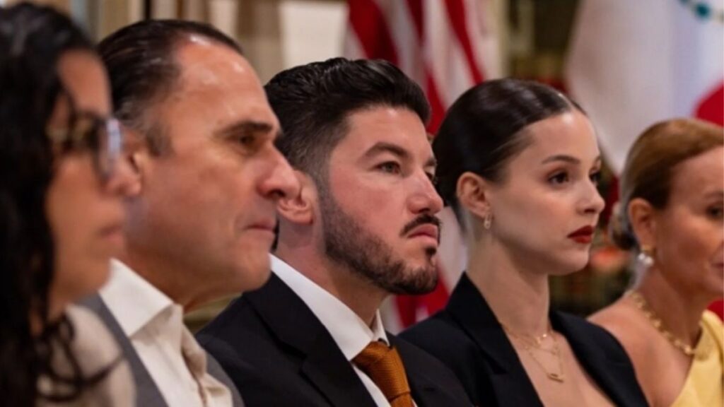 El-gobernador-samuel-garcia-viaja-a-austin-con-su-familia - La Sultana Informa Gira De Samuel En Texas - La Sultana Informa