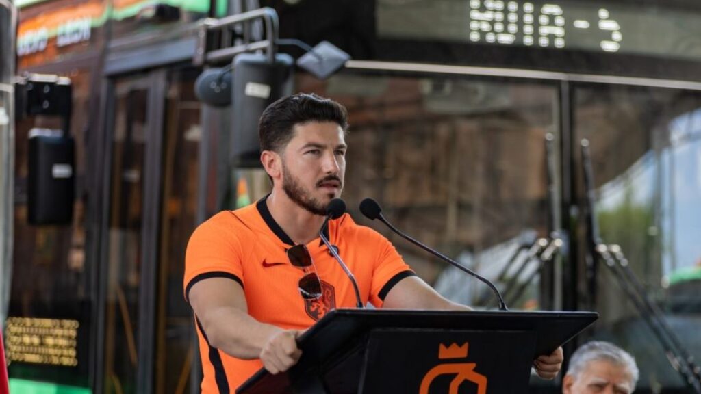 Tarifazo-de-samuel-garcia - La Sultana Informa Samuel García Hablando Frente Al Público - La Sultana Informa